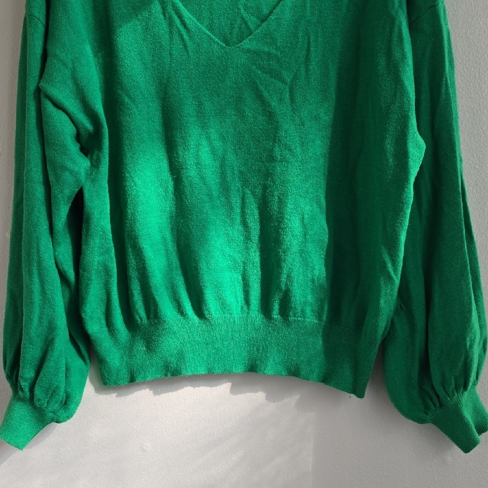 Line & Dot Emerald V-Neck Sweater - Picture 5 of 8